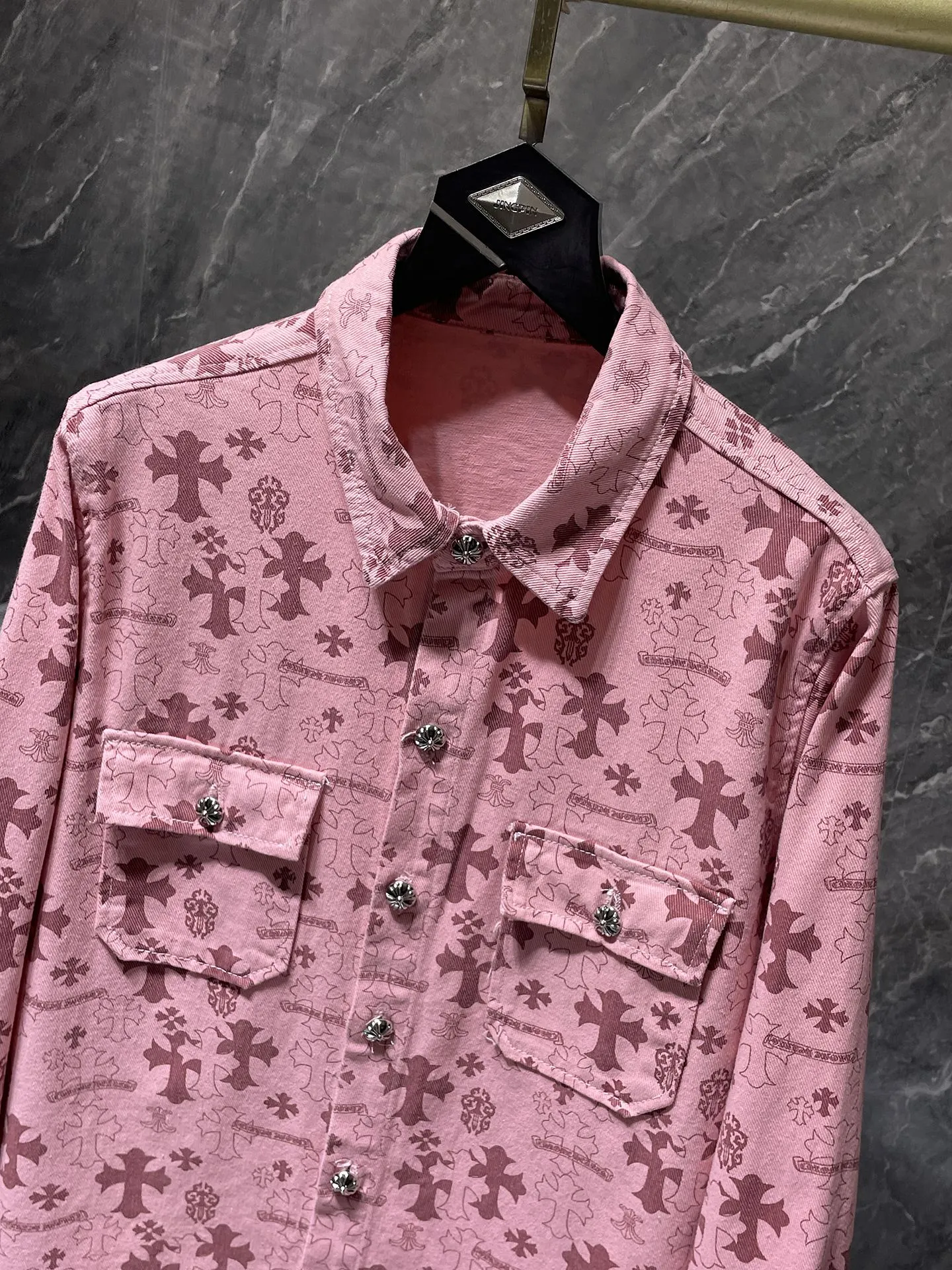 P276 Chrome Hearts🍁Shirt Series🍁 Classic cross-printed denim shirt jacket. Exclusively custom-woven and dyed. 100% pure cotton. High-gram weight denim all-printed fabric. High-tech washing! Original hardware mold opening!  ⭐Original version ⭐Can be worn with denim in all seasons 🌈Recommended colors: custom washed denim blue, denim pink 🌈Code numbers: S, M, L, XL